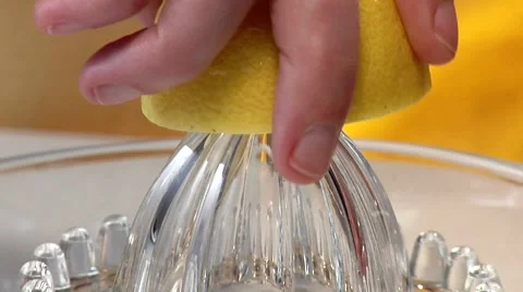 Squeezing a lemon (close-up) Video stock 8573841