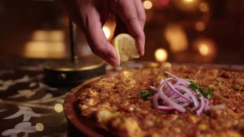 Squeezing lemon on delicious Turkish lahmacun with minced meat and onion Vídeos de archivo 345134005