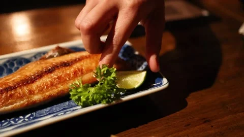 Squeezing Lemon on Grilled Fish 库存影片 303405480