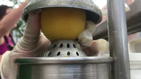 Squeezing Lemon Press at Lemonade Stand 스톡 동영상 117140871