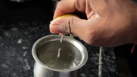 Squeezing Lemon into Water | Fresh Lemon Juice Preparation Close-Up Видео 319476100