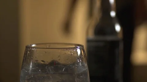 Squeezing Lime into Drink 動画素材 83525316