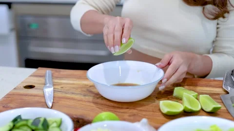Squeezing Lime Juice in a Kitchen Setting Vídeos de archivo 312184839