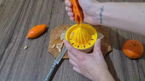  Squeezing An Orange To Make Freshly Squeezed Orange Juice  Видео 152650726