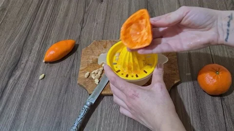  Squeezing An Orange To Make Freshly Squeezed Orange Juice  Видео 152650729