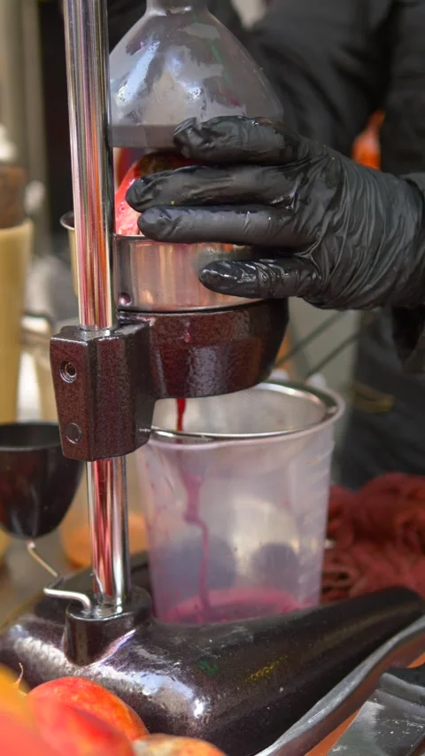 Squeezing oranges into orange juice at cafe. Stock Footage 282336146