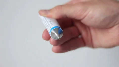Squeezing out an ointment from a tube 動画素材 71071100