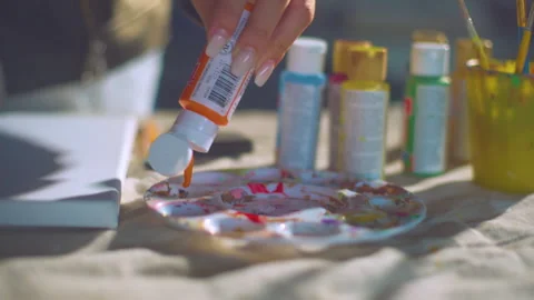 Squeezing paint into dish Stockbeeldmateriaal 171724156