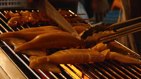 Squid Cooked on the Grill Grate in Night Food Market 库存影片 102162342