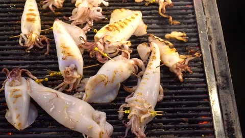 Squid Cooked Or Grilled Squid On The Grill Grate In Night Restaurant Vidéo 121676425