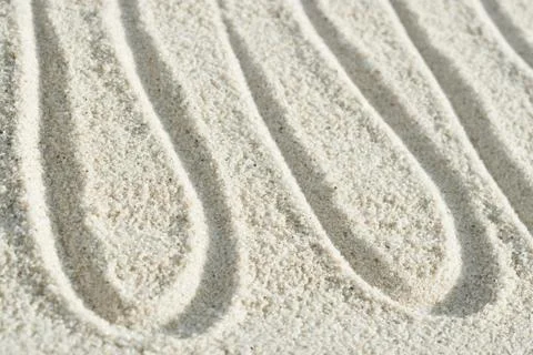 Squiggly pattern drawn in sand Foto stock