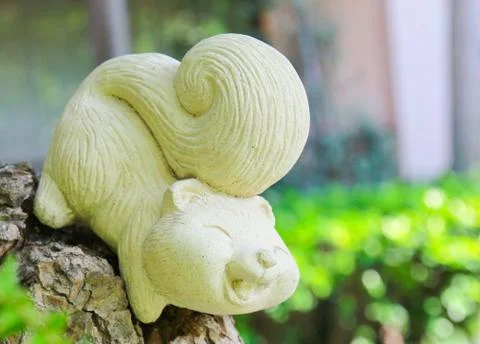 Squirrel statue in garden Foto stock
