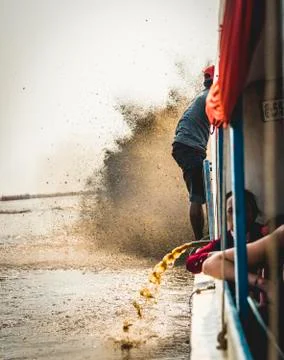 Squirting mud because of low water powerboat boat trip Tonle Sap Lake Cambodia Stock-Fotos