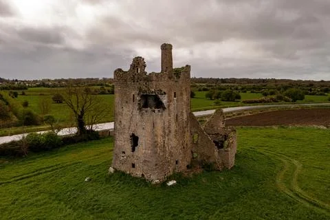Srah Castle with Dramatic Clouds, Tullamore Foto stock