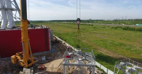 Сrane lift a chimney pipe segment for gas power plant 库存影片 68788178