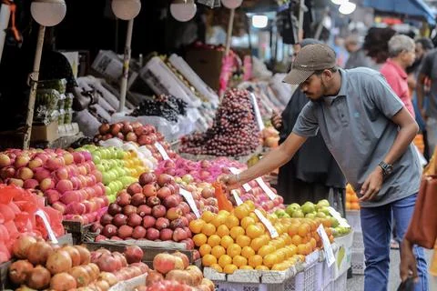 Sri Lanka increases value added tax to 18 percent to meet IMF targets, Colombo - 스톡 사진