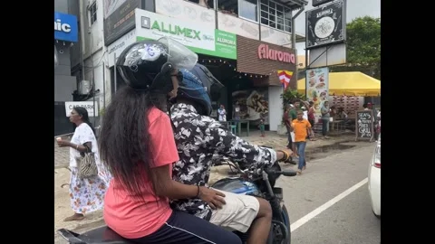 Sri Lanka: Local people queue for free ice cream distributed by city authori... Vídeo Stock 276307543