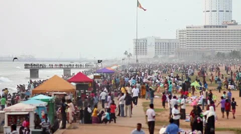 SRI LANKA - MARCH 2012: thousands of people at beach Video stock 12174344