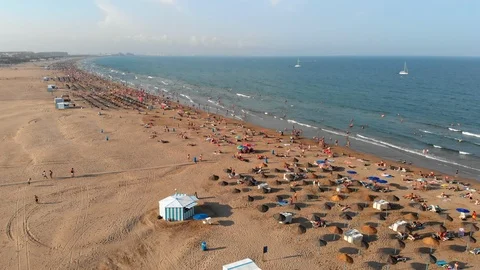 Сrowded public beach Playa de la Malvarrosa Vidéo 95039430