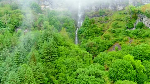Sruth in Aghaidh An Aird or Devil's Chimney. Ireland's tallest highest waterfall 스톡 동영상 277211511