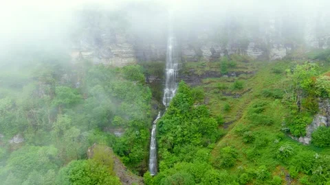 Sruth in Aghaidh An Aird or Devil's Chimney. Ireland's tallest highest waterfall 스톡 동영상 278253249