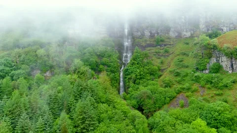 Sruth in Aghaidh An Aird or Devil's Chimney. Ireland's tallest highest waterfall 스톡 동영상 301023045
