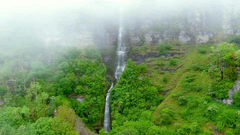 Sruth in Aghaidh An Aird or Devils Chimney. Irelands tallest highest waterfall 스톡 동영상 312260392