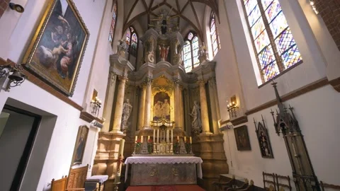 St. Anne's Church featuring gothic interior and illuminated altar Vidéo 334676404