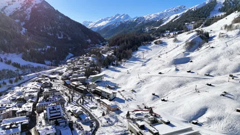 St Anton am Arlberg, Austria: Aerial view of famous ski resort in Tyrolean Alps Vidéo 287010509