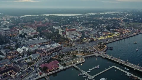 St Augustine Florida waterfront cityscape and bridge over harbor Vidéo 331612752