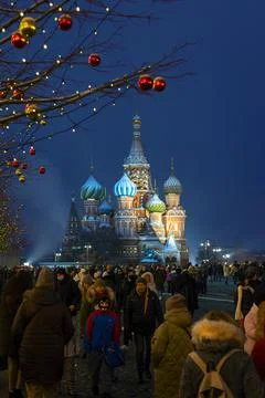St. Basil's Cathedral on Red Square in Moscow at Christmas and crowd of tourists 스톡 사진