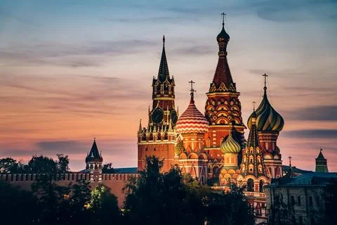 St. Basil's Cathedral on Red Square in Moscow at sunset, a famous monument Foto stock