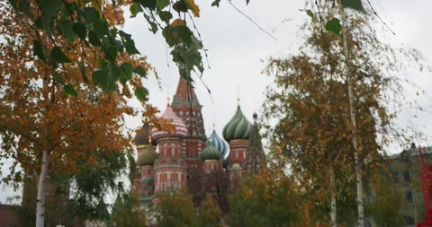 St. Basil's Cathedral is visible through the autumn foliage of the park. Stock-Footage 165441706