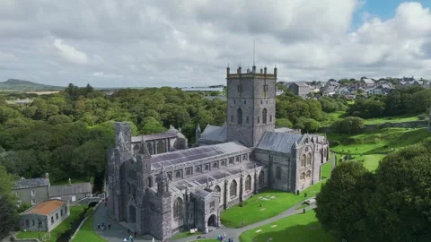 St Davids Cathedral from a drone, St Davids, Haverfordwest, Pembrokeshire, Wales Vídeos de archivo 249294116