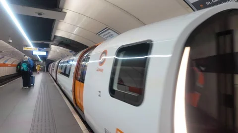 St George's Cross Station - Clockwork Orange Subway Train Arriving At Platform Stockbeeldmateriaal 338213539