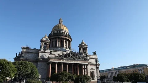 St Isaac Cathedral and St Isaac Square at sunrise, St Petersburg, Russia Video stock 88404255