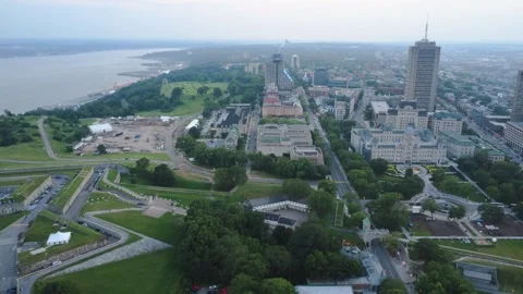St-Jean-Baptiste district with its hotels and parliament in a smoky atmosphere. Vidéo 313992033