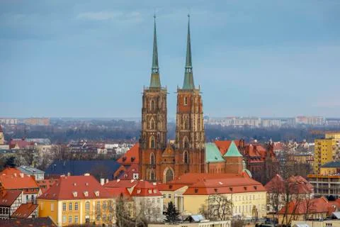 St. John the Baptist Cathedral on Ostrow Tumski in Wroclaw in urban viewscape Foto stock