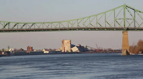 St Lawrence river &amp; Jacques Cartier Bridge Montreal Vidéo 37558880