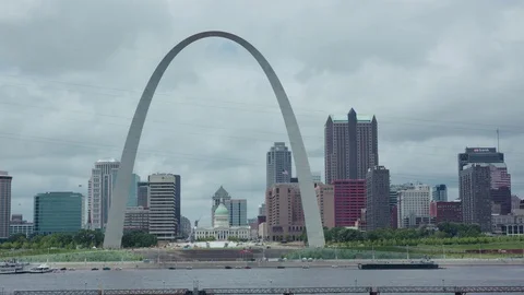 St. Louis arch during the dull grey day Stock Footage 79850849