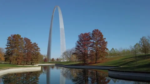 The St. Louis Gateway Arch reflecting in the park pool 動画素材 201348201