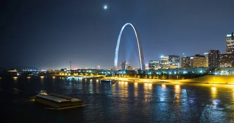 St. Louis, MO, USA - Gateway Arch and MS River - Timelapse zoom out Video stock 75288149