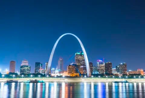 St. louis skyscraper at night with reflection in river,st. louis,missouri,usa Foto stock