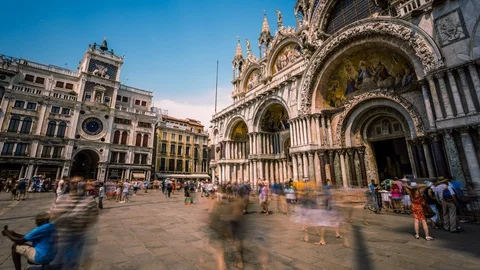 St Mark's Basilica in St Mark's square in Venice time lapse 스톡 동영상 119048434