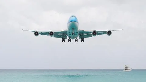 St martin, antilles - july 19, 2013: boeing 747 aircraft in is landing at pri Stock Photos