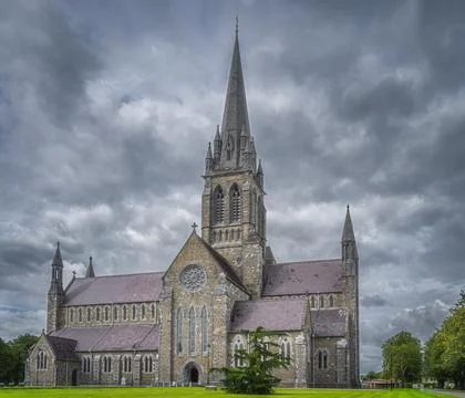 St. Marys Cathedral in Killarney with dramatic storm sky Foto stock