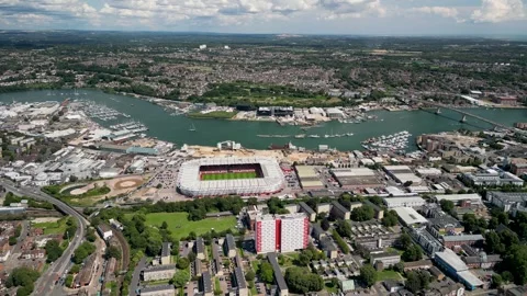 St Marys fly towards  Stockbeeldmateriaal 257905216