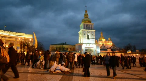 St. Michael cathedral, protesters, Euro maidan meeting in Kiev, Ukraine. Video stock 33420524