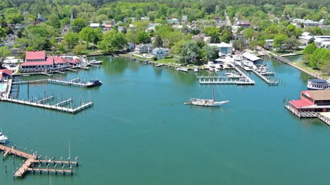 St. Michaels, MD as a Chesapeake Bay Bugeye Oyster Dredger passes through Stockbeeldmateriaal 334802826