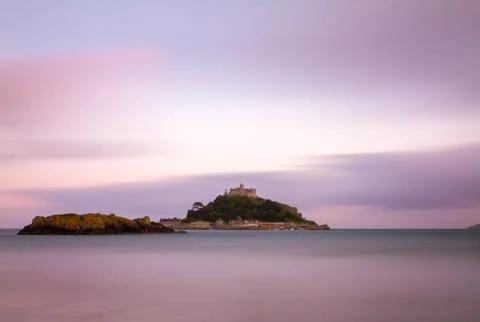 St. Michaels Mount at dusk with violett skies, Cornwall, England Stock-Fotos